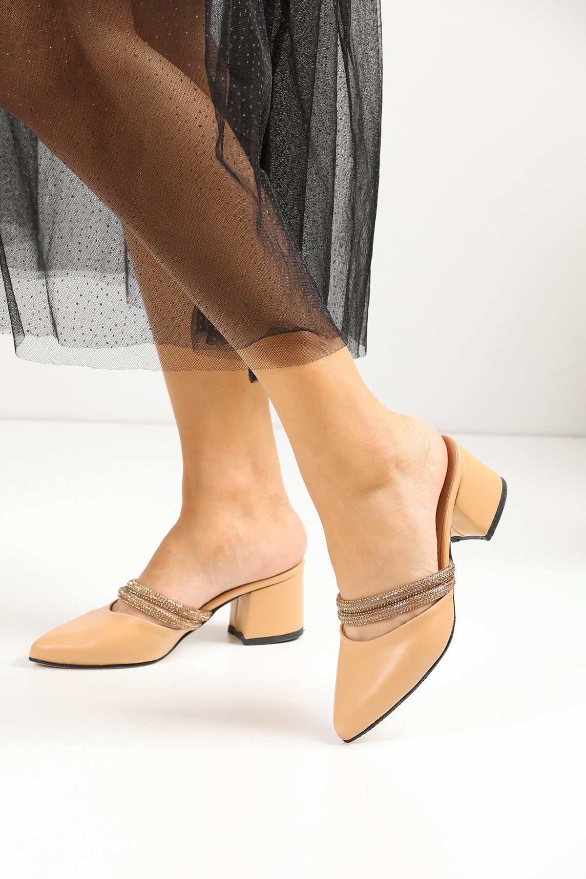 Amber Sivri Burunlu Taş Detaylı Kalin Topuklu Günlük Terlik MR5002